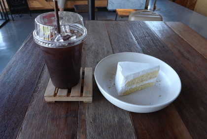 アイス・アメリカーノとココナッツ・ケーキ